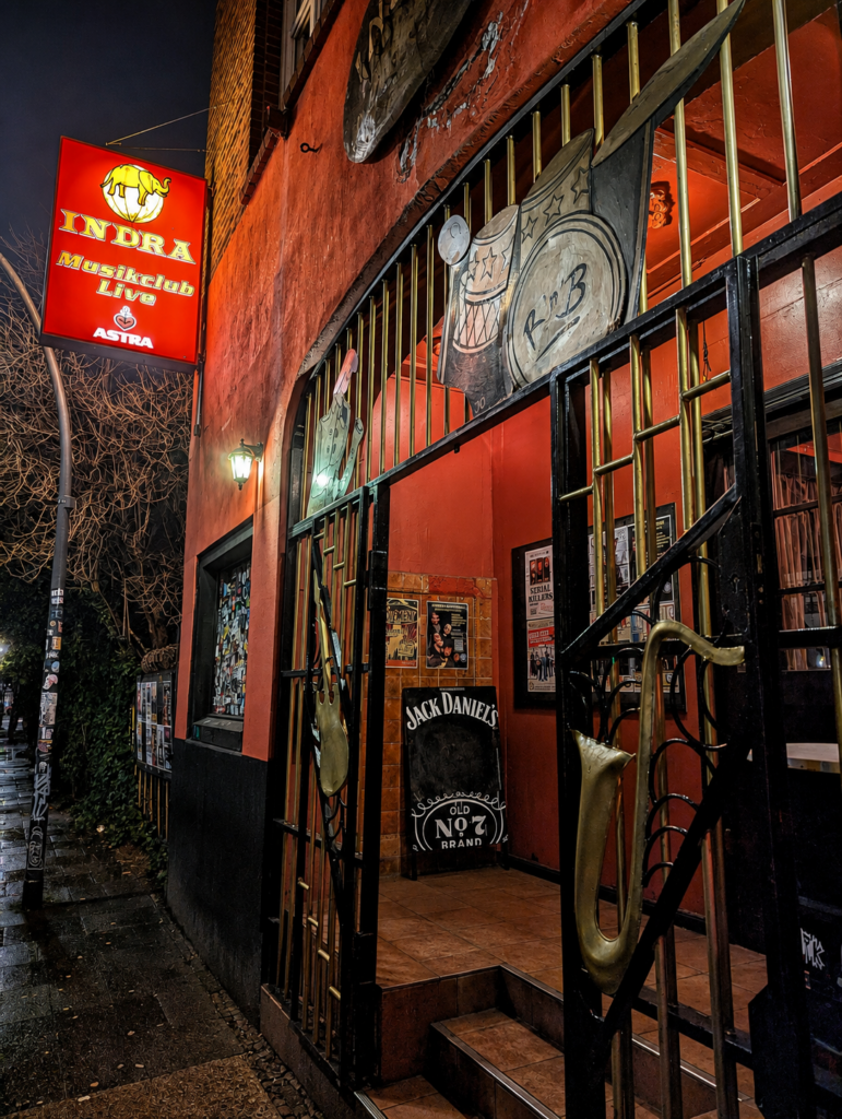 DIE BEATLES IN HAMBURG - ALS AUS FÜNF LIVERPOOLERN WELTSTARS WURDEN hamburg indra club eingang 001